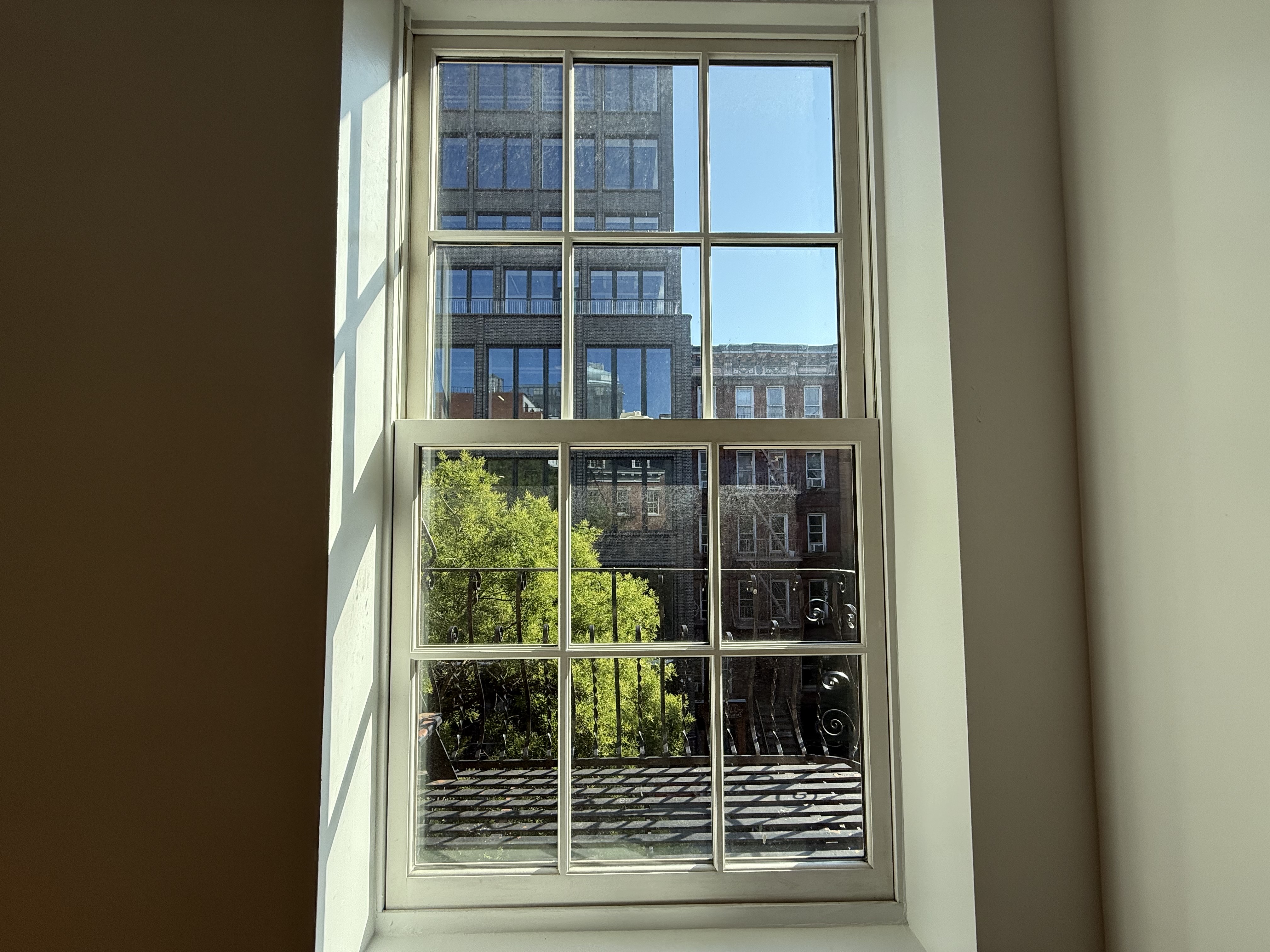 Facade of Hamilton–Holly House from across the street